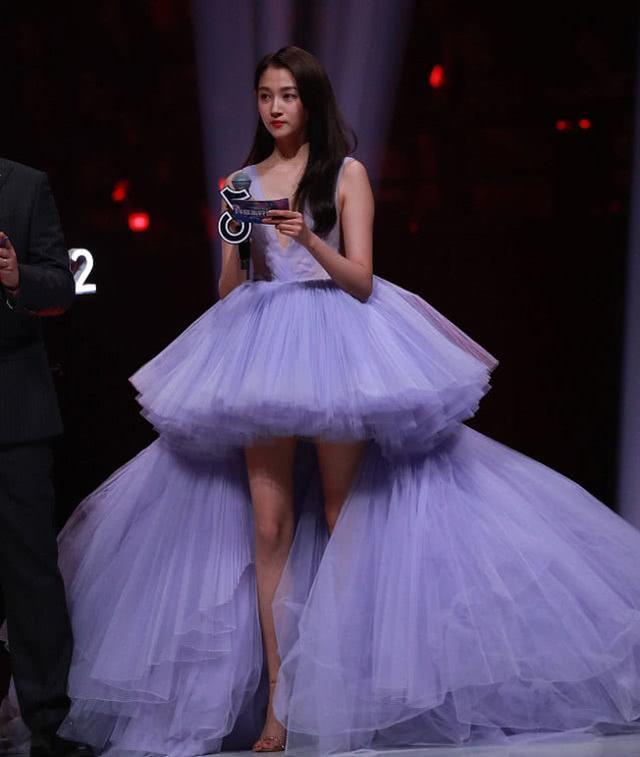 关晓彤闪耀晚会,心机纱裙华丽又能秀逆天腿,李宇春也深谙其道_裙子