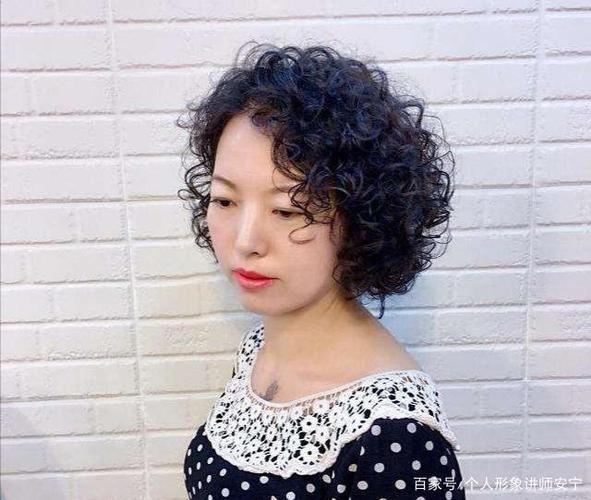 过年要烫发的中年女性,试试 3个"日式轻盈感"发型,很