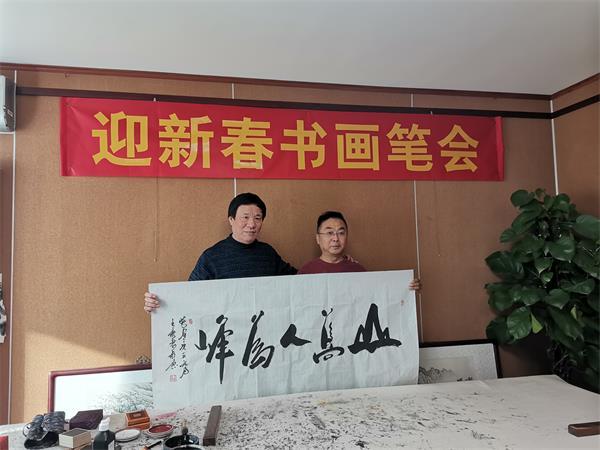 书法家王新,收藏鉴赏人士申华亭在创作期间留影