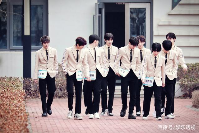 r1se录解散团综,11人同行时翟潇闻落后,周震南等成员举动惹泪目