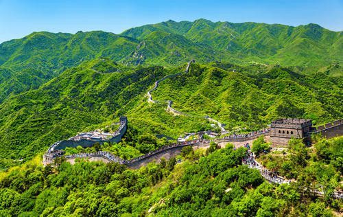 更好地去了解这个历史文化遗产,有一定的教育意义,而且站在长城上也