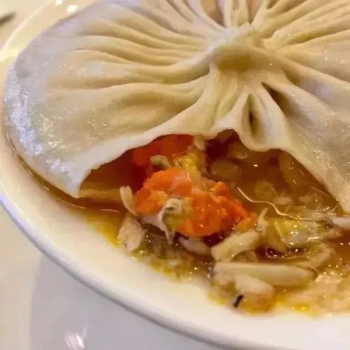 1 秋季蟹美食 a,靖江·蟹黄汤包 靖江蟹黄汤包是"国家地理标志产品"