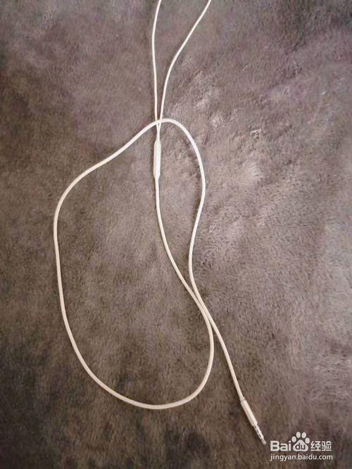编好后去掉小皮筋也可以用剪刀剪掉小皮筋 3 如图三所示:编好的耳机线
