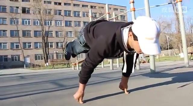  p>俄式挺身俯卧撑是由普通 a target="_blank" href="/item/俯卧撑