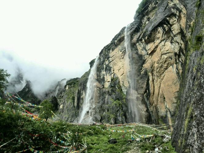 位于卡瓦博格峰南侧,悬崖上倾泻而下的瀑布,被称为"雨崩神瀑".
