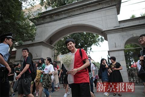 6月8日16:46,演员胡先煦走出天津市扶伦中学高考考点,并蹦跳高喊:"我