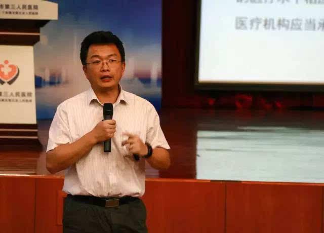 最后,东莞市卫生计生局副局长,市医管中心张亚林主任作了重要讲话,他