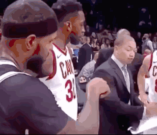 对此,网友是这样说的:黑水爵士波隆:布克听了泰伦卢的战术然后被逗笑