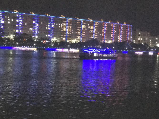容县绣江夜景美如画,灯光璀璨迎游客