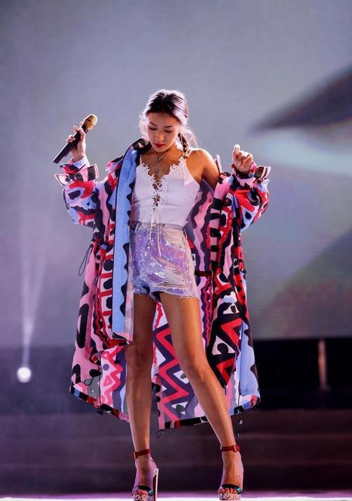 吉克隽逸比例太出众穿健身服走机场不胖不瘦的身材超有味道