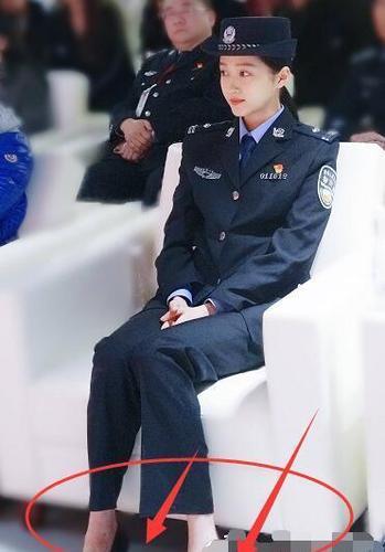 关晓彤"警服照"被疯传,谁留意她穿的鞋子?这才是女明星的体面