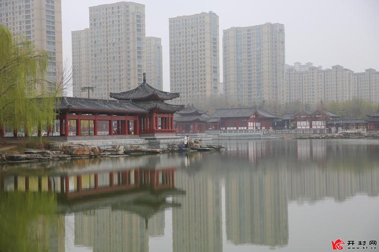 3月11日,一场春雨过后,空气清新怡人,开封西湖公园内,绿树环绕,木亭