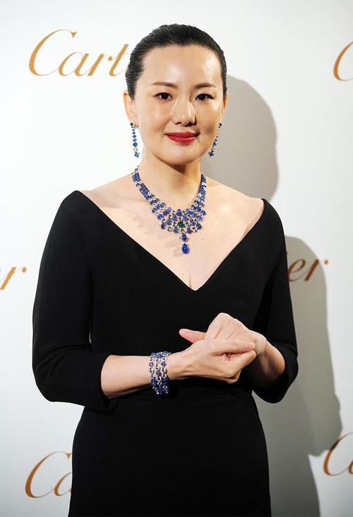 影后咏梅不得不服老,穿小黑裙身材发福明显,不过气质却丝毫不减