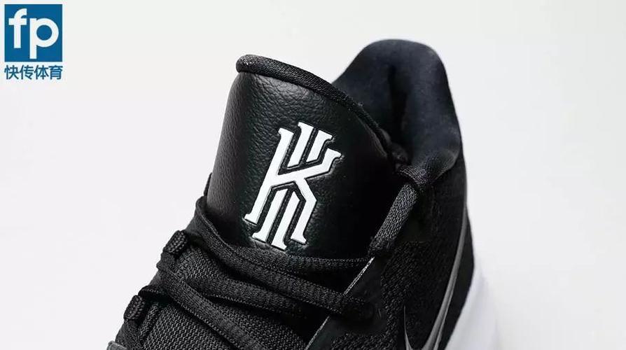 鞋舌上的kyrie个人logo