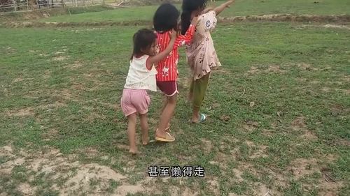 小猴子们穿上漂亮的裙子,和一群小女孩玩游戏,真像个小孩子呀
