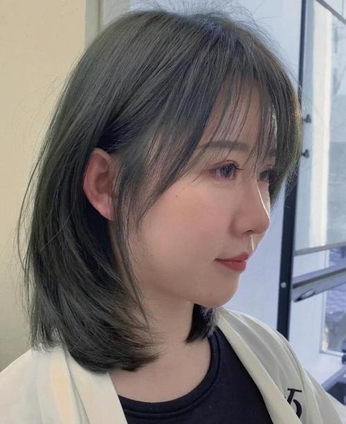 圆脸女生别乱换发型,今年最流行的4种"发型",显脸小又