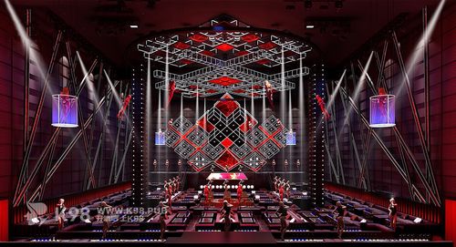 酒吧沿用了奥斯卡音乐节现场布置的一些元素,比如:在大厅中的马道