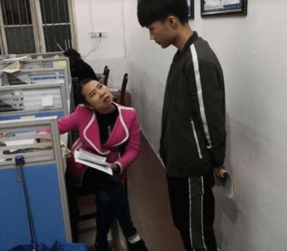 原创现在的孩子越来越高了,老师训话毫无威严感,反成"最萌身高差"
