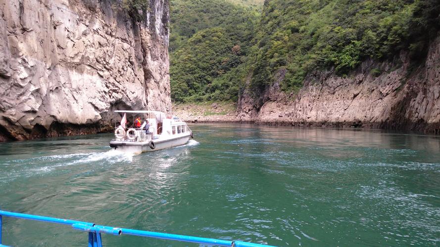 开心在六广河大峡谷