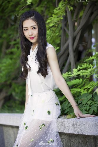 歌手邓滢滢神似周冬雨走红 网友:失散多年的姐妹