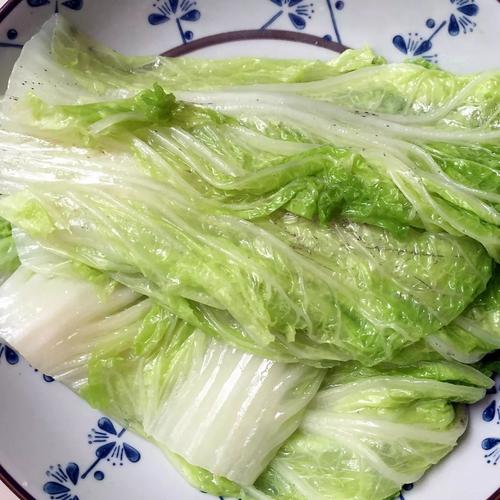 锅中放入清水,加入一点油和盐把水烧开,再放入白菜叶子小火煮1分钟