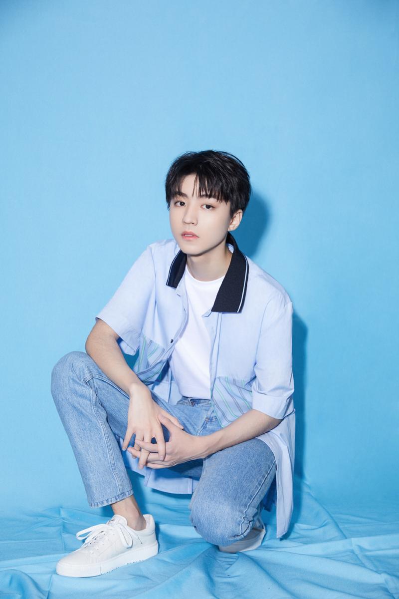 简介:王俊凯蓝色衬衫帅气写真图片,分享一组王俊凯图片给大家,图中的