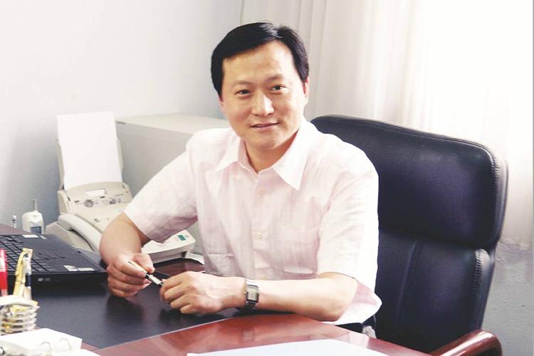 烟台艺术学校校长王昌盛向网友拜年送祝福