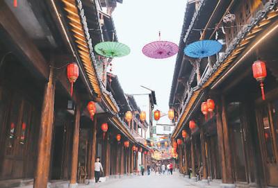 周莉莉摄江西省上饶市广丰区洋口桥头,一座写有"洋口镇"三字的牌坊