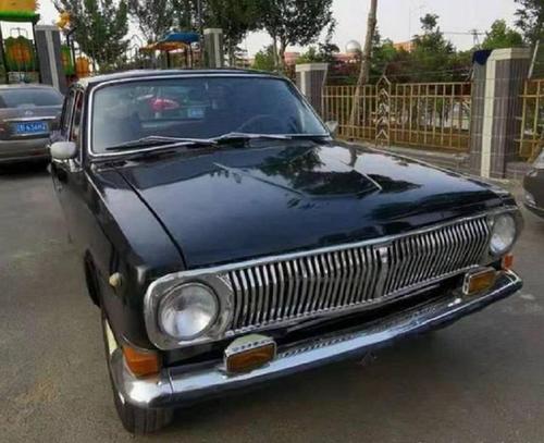 小伙晒出父亲的车,苏联进口的第四代伏尔加,内饰依旧保持如初!