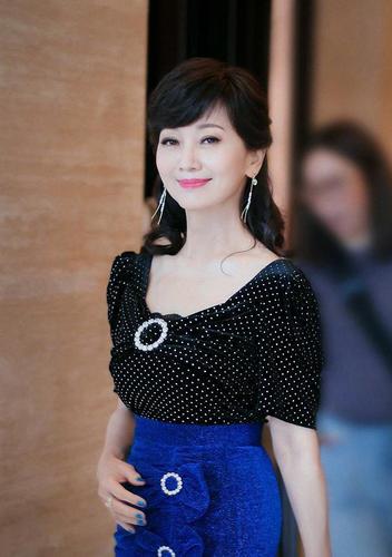 赵雅芝是50后里罕见的"少女",穿泡泡袖上衣配开叉半身