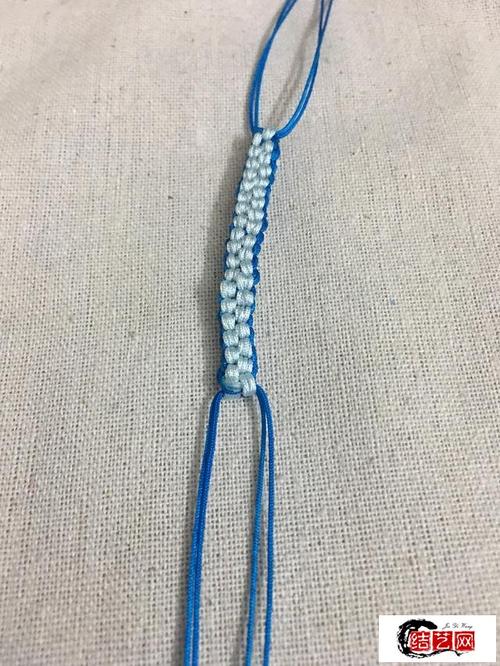 5厘米.接着减去两根蓝色线,编织一个蛇结.延长绳编织凤尾结.