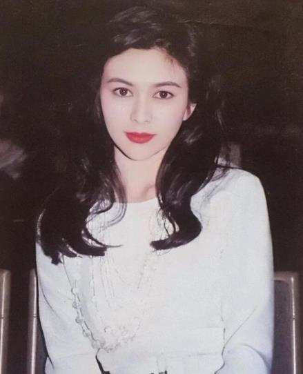 关之琳59岁庆生照曝光皮肤白皙紧致不显老右手无名指钻戒吸睛