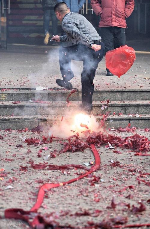 过年不让放鞭炮还有年味儿吗农民年味儿越来越淡了