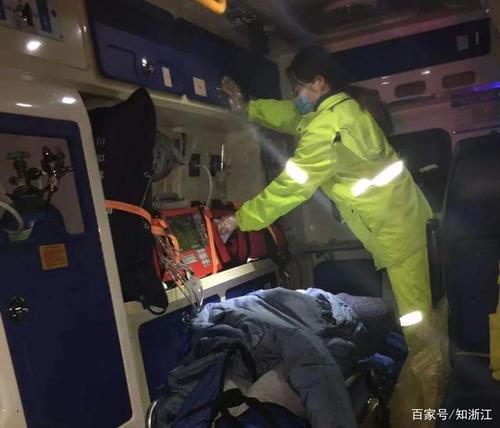 孕妇安全躺上救护车