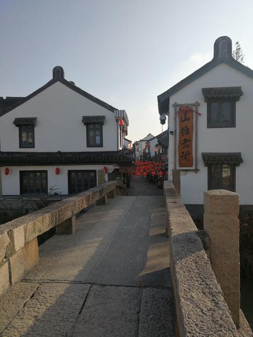 过山塘老石桥,便进入上海金山区廊下镇的山塘老街.