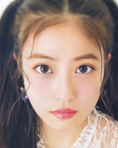 她曾被评为福冈第一可爱美少女(福冈真是美少女产地);在"艺人power