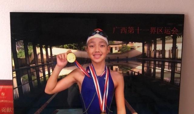 但是因为家境贫寒兜儿并没有能够如愿成为一名优秀的游泳运动员,在