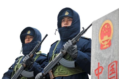 除夕夜坚守岗位的劳动者