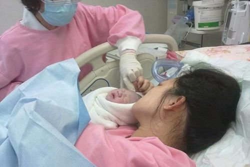 新生宝宝睡觉一惊一乍是怎么了?