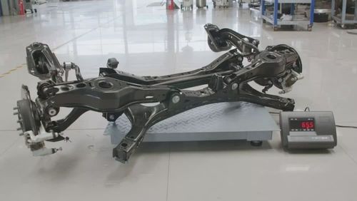全新卡罗拉后桥采用同级唯一带纵臂的双叉臂多连杆独立悬架,相比