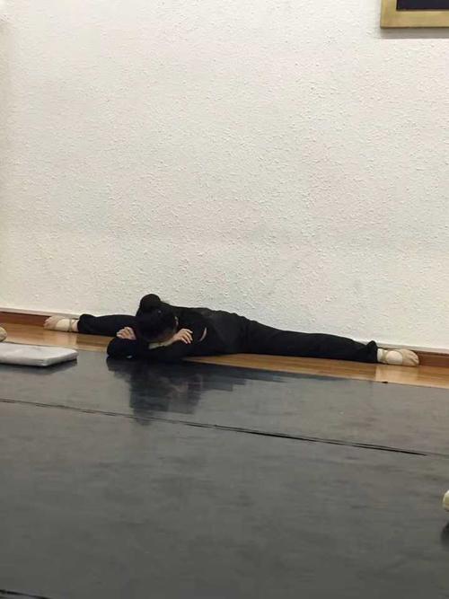 紧接着就是一点一点的横叉被蹬平到180度甚至现在也可以蹬过180度,压