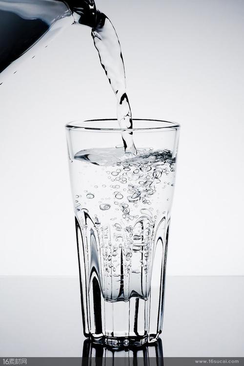 往杯子里倒水的高清图片