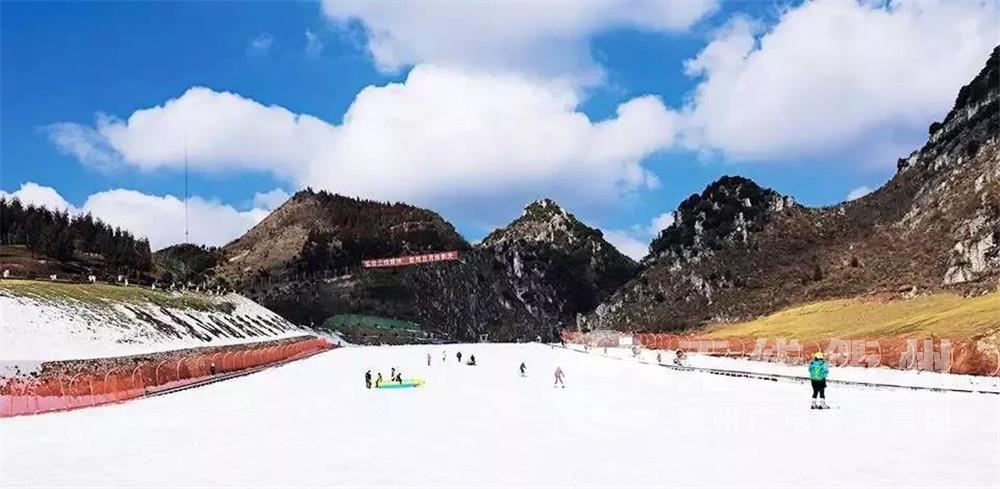 你可以在六盘水梅花山国际滑雪场,玉舍国家森林公园滑雪场,感受雪上