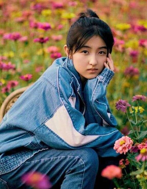 蔡徐坤7年前就给张子枫评论过,看清他说的3个字,心脏被暴击啊