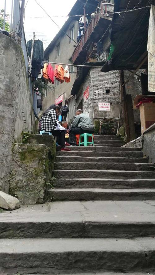 特别想去重庆,据说那里的建筑很好玩,还有武隆……有没有详细的攻略啊