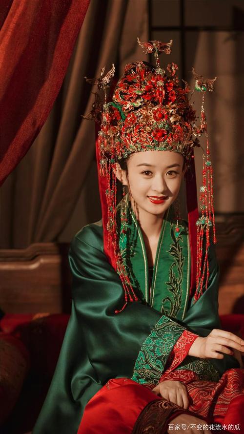 在服装造型方面也有所改变,在以前的古装剧中,结婚新娘大都是红色凤冠