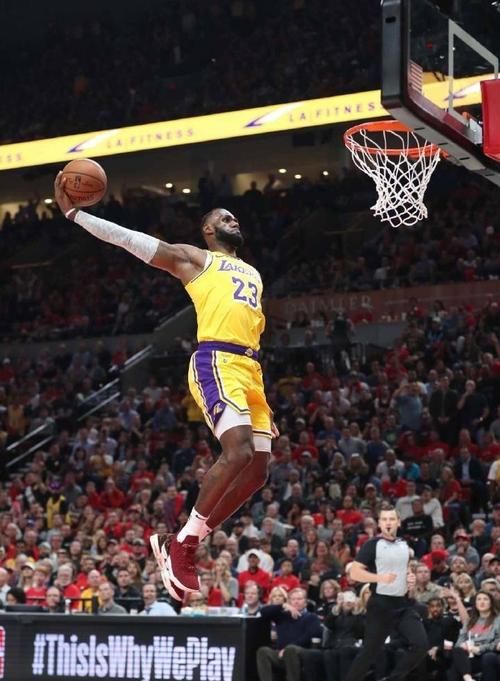 show time!詹姆斯利拉德19秒3次暴扣 主队球迷为詹姆斯欢呼