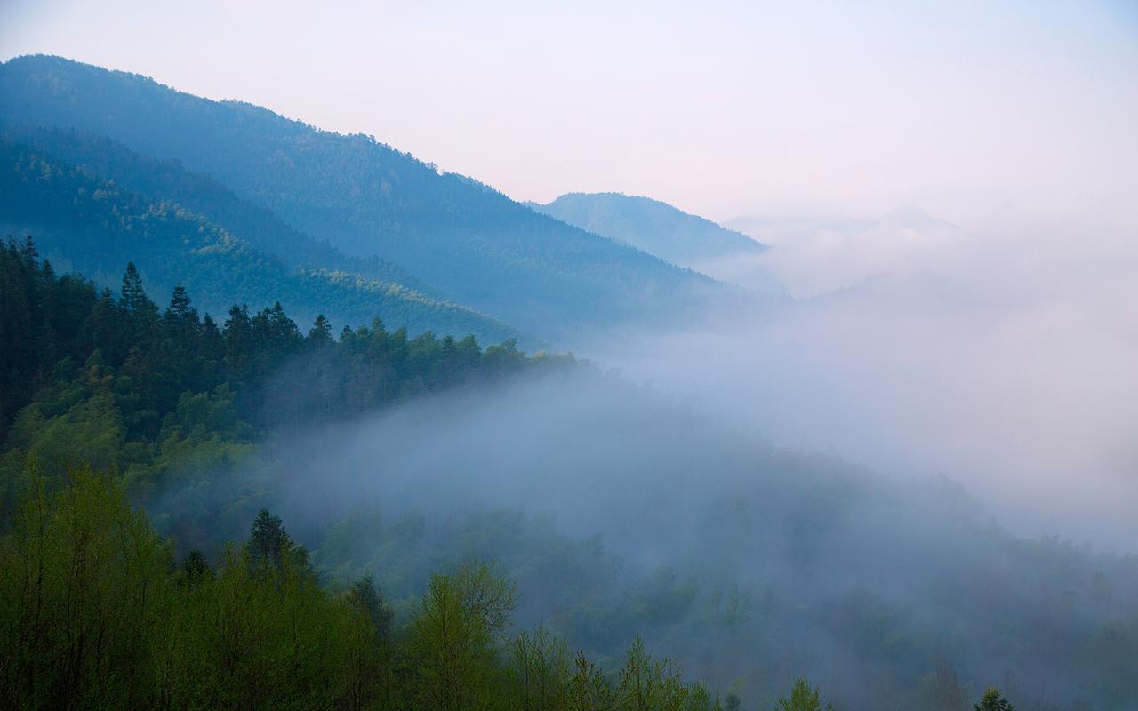 山雾缭绕唯美风景图片壁纸