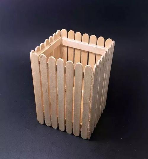 这周就让我们利用雪糕棒制作一个属于自己的小笔筒吧!