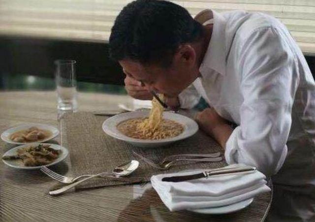 马云因为几张吃饭照片再次登上热搜,网友:大佬就是不一样!